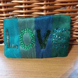 Monedero Love en algodón y satén verde y azul con cuentas decorativas brillantes