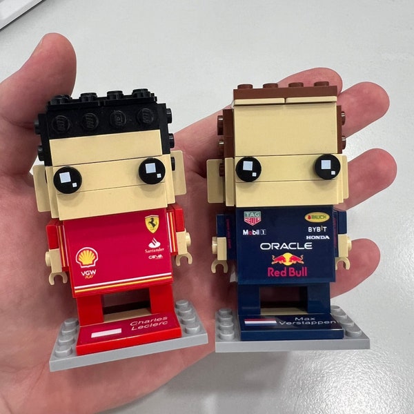 F1 Fahrer Figur aus LEGO Steinen und Ferrari Sticker mit Anleitung MOC Charles Leclerc Max Verstappen Geschenk für Fans