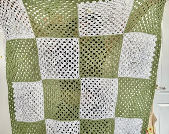 Handgemachte Grandma Square Häkeldecke: Kuscheliger Überwurf