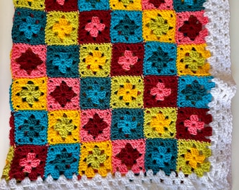 Handgemachte Grandma Square Häkeldecke: Bunter Autowurf