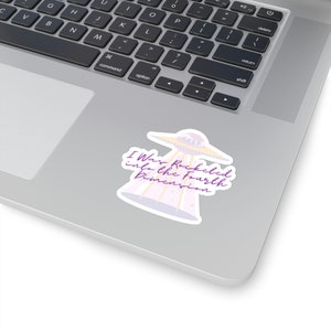 Migliora il tuo viaggio di recupero con un adesivo fustellato AA Big Book Reference Kiss - Perfetto per laptop, bottiglie d'acqua e altro! immagine 2