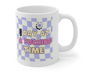 Regalo perfetto per la sobrietà //Citazione sobria // Un giorno in una fottuta tazza - Design a scacchi floreale rosa e viola // Tazza in ceramica da 11 once