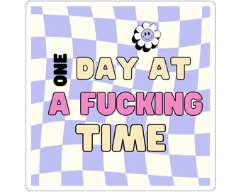 Stile di vita sobrio // Adesivo motivazionale // Un giorno in un fottuto adesivo - Design a scacchi floreale rosa e viola