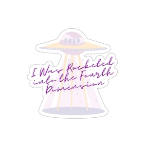Op de afbeelding: Een sticker met een paarse en gele UFO met de tekst "Ik werd de vierde dimensie in gekatapulteerd" in paars.