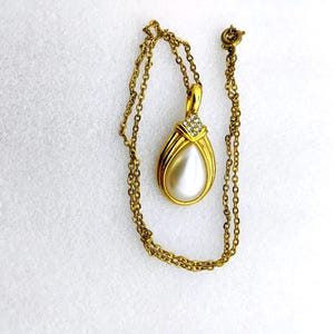 Vintage gold tone necklace facet peal inlay with diamond style stone pendent around 1 inch, gold tone 18 inch chain. Great gift