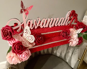 Candelabro personalizado para quinceañeras: purpurina roja, diamantes de imitación y decoración floral.