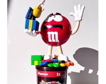 Distributore di caramelle M&M's vintage rosso con tazza, da collezione. Il distributore di caramelle M&M's rosso si scioglie in bocca, non nelle mani. Per collezionisti. Regalo.
