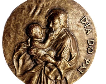 Vintage bronze medal dedicated to Father's Day, relief decoration, with a poem by A. Sousa Freitas engraved on the back. Portugal, 1970s