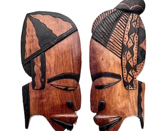 Twee vintage dorp handgesneden Afrikaanse maskers mannelijke en vrouwelijke maskers paar Afrikaanse gezichten, tribale volkskunst muursculpturen etnisch decor cadeau
