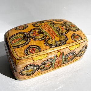 Vintage handmade papier-mâché jewelry box. India. Kashmir Rare Jewelry Box, Vintage Jewelry Box, Rare Collectible, Gift for Her.  Gift to