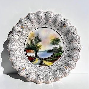 Vintage RB Alcobaça wandbord, Portugal, handgeschilderd landschap, geschulpte rand, bloemen vergulding, decoratieve keramische kunst jaren 1960. Cadeau voor haar