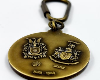 Llavero de bronce militar portugués, 30.º aniversario (1958-1988), emblemas heráldicos de la AEM y la IAEM, caja de gravado, Lisboa, pieza de colección poco común.