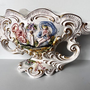Große zentrale Porzellan-Obstschale von Capodimonte. prächtige goldene polychrome Vase, Putti, Engel, Art Deco. Souvenir Geschenk, Unikat