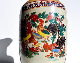 日本の磁器の花瓶、1970年代の雄鶏のモチーフ、金色の取っ手、象徴的な