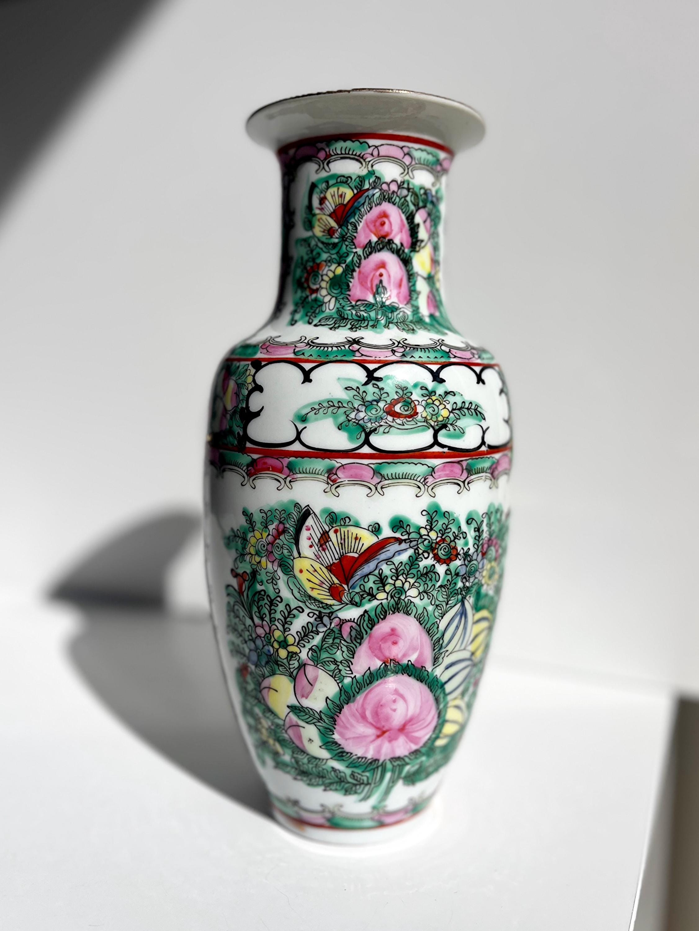 ヴィンテージ中国磁器花瓶、手描き牡丹と蝶のモチーフ、20世紀中期の