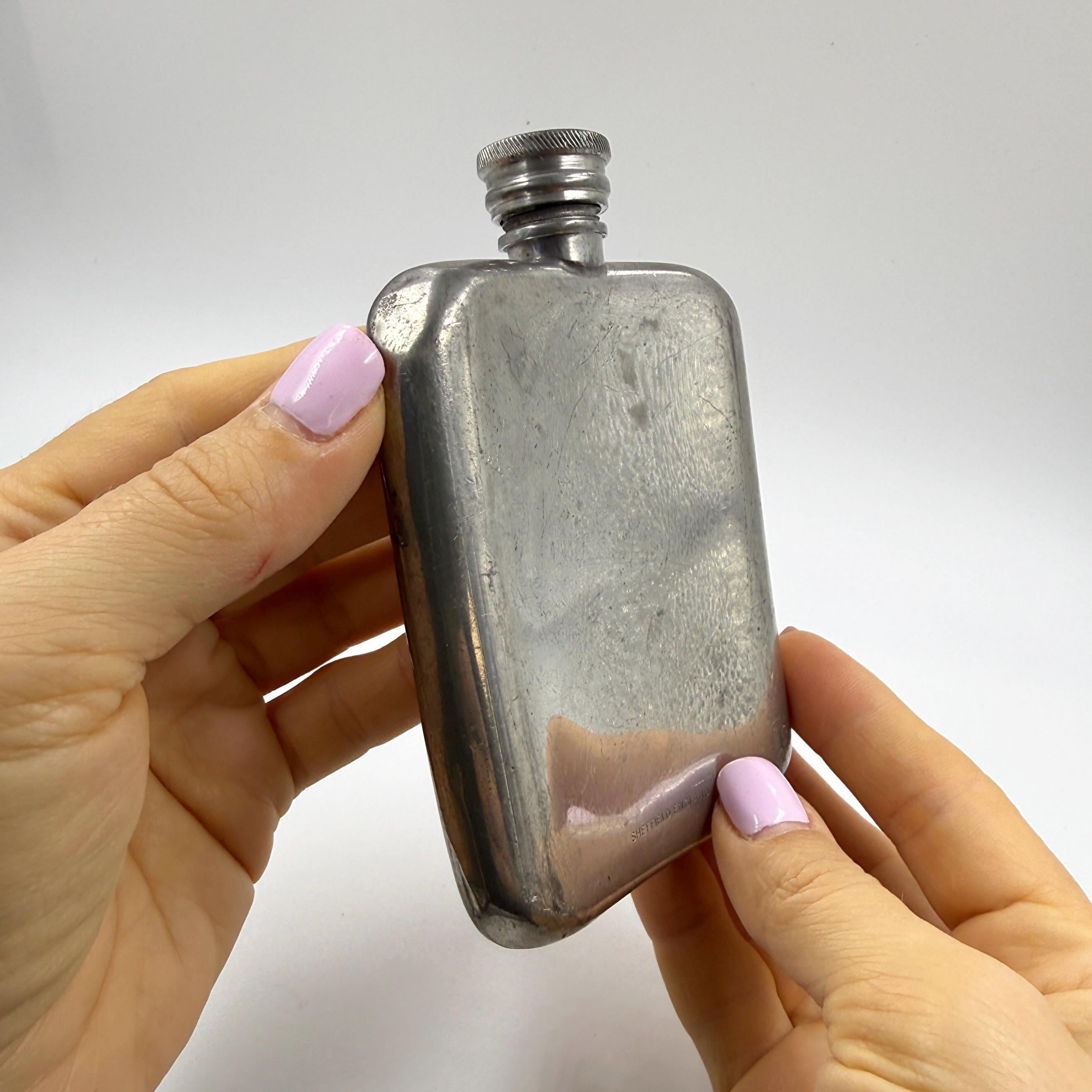 ★Eva　新品未使用スキットル　PEWTER HIP FLASK English Pewter Hip Flask With Japan Quartz Clock, Gentleman's Club