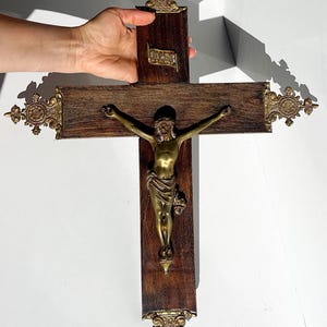 Antikes französisches Kruzifix. Messing Jesus auf Holzkreuz, Gothic Revival Style. Religiöses Wandkreuz, Devotionalie katholische Kunst des 19