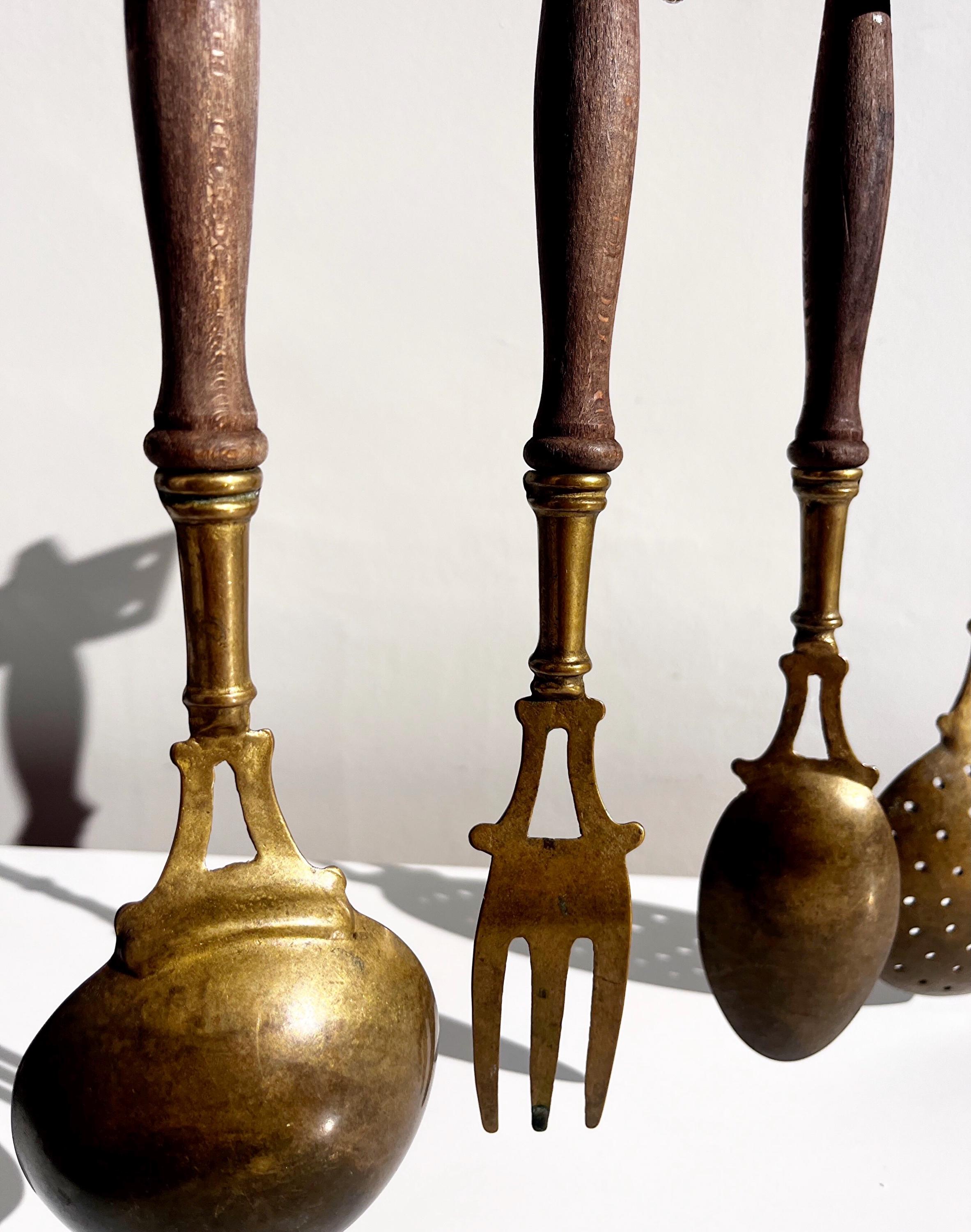 ヴィンテージのヨーロッパの真鍮と木製のキッチン用品セット、4ピース