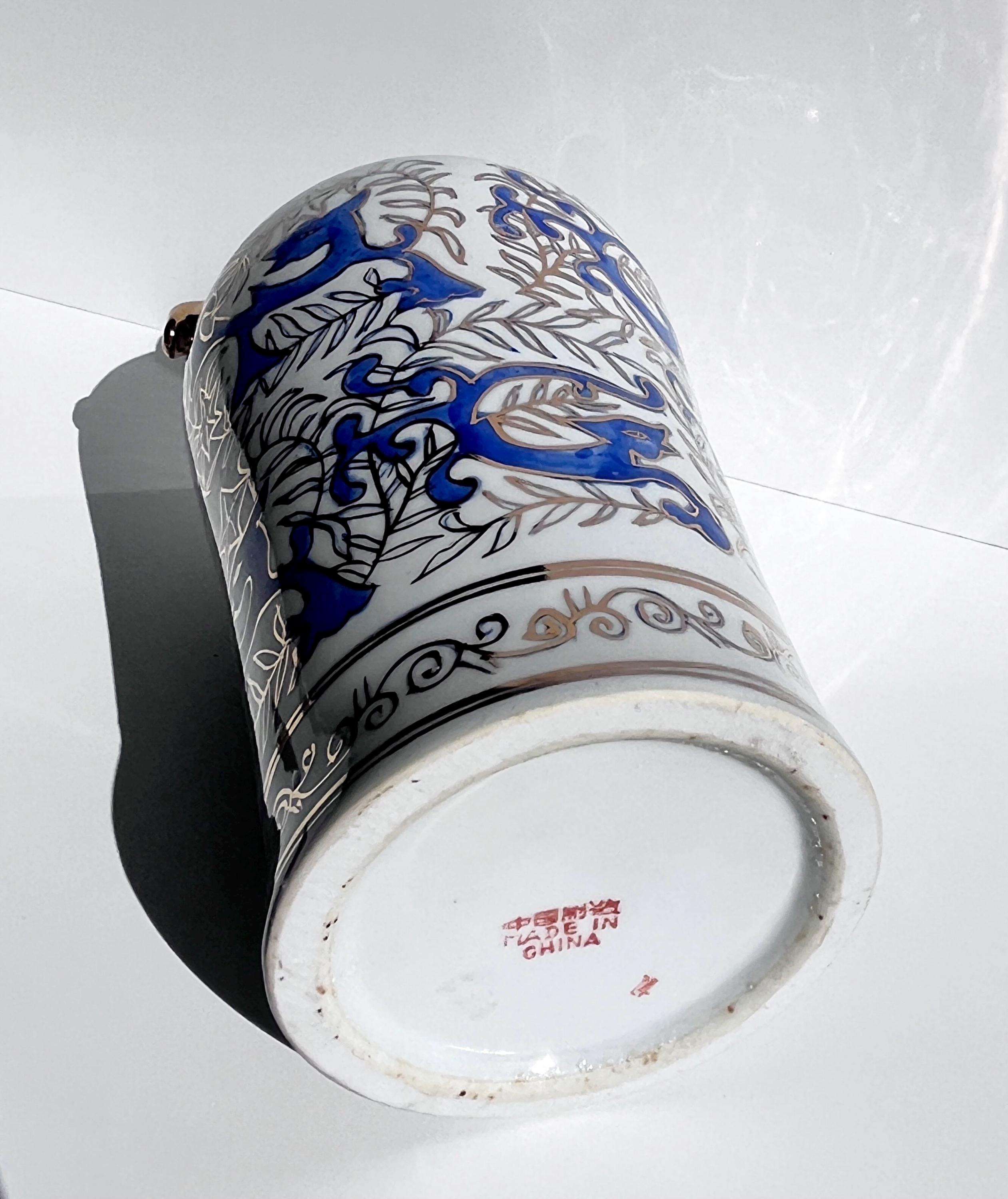 景徳鎮磁器の花瓶、コバルト色の龍と花の巻物、1970年代の中国輸出用 