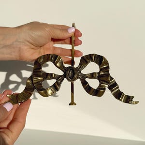 Piatto e portafoto in ottone lucidato, espositore di metà secolo per piatti e opere d'arte, elemento decorativo d'arredo in stile revival rococò, Portogallo anni '60, regalo