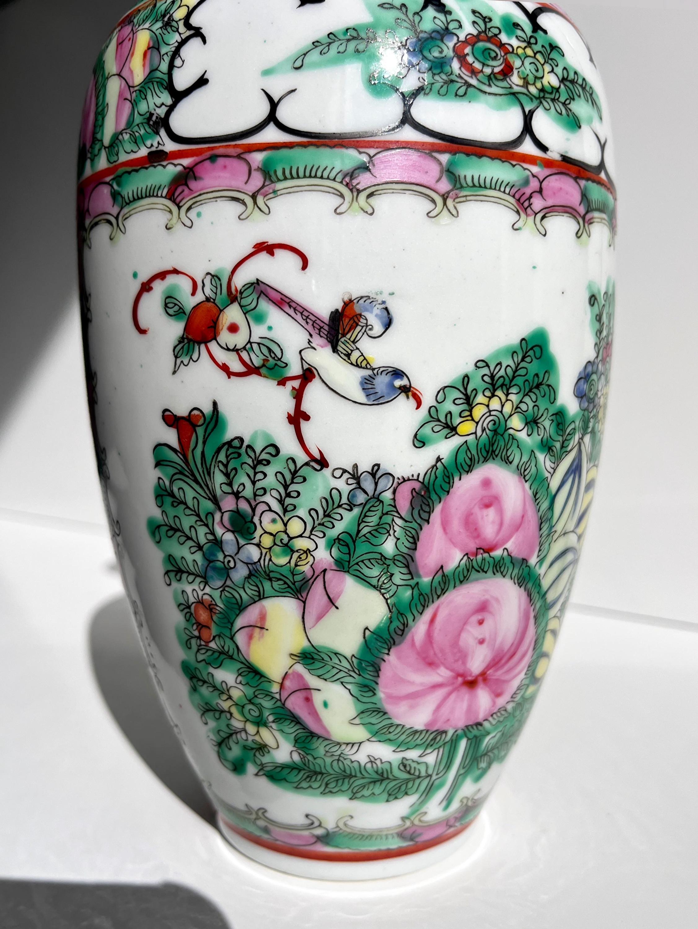 ヴィンテージ中国磁器花瓶、手描き牡丹と蝶のモチーフ、20世紀中期の