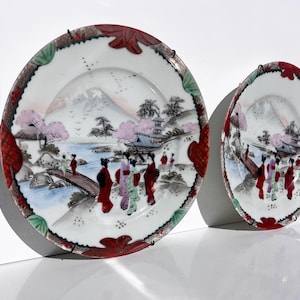 Vintage japanischer Kutani Porzellanteller mit Geisha, Sakura und Pagodenszene, signiert 谷造, handbemalt, 1950er Jahre, Sammlerstücke Asiatische Kunst