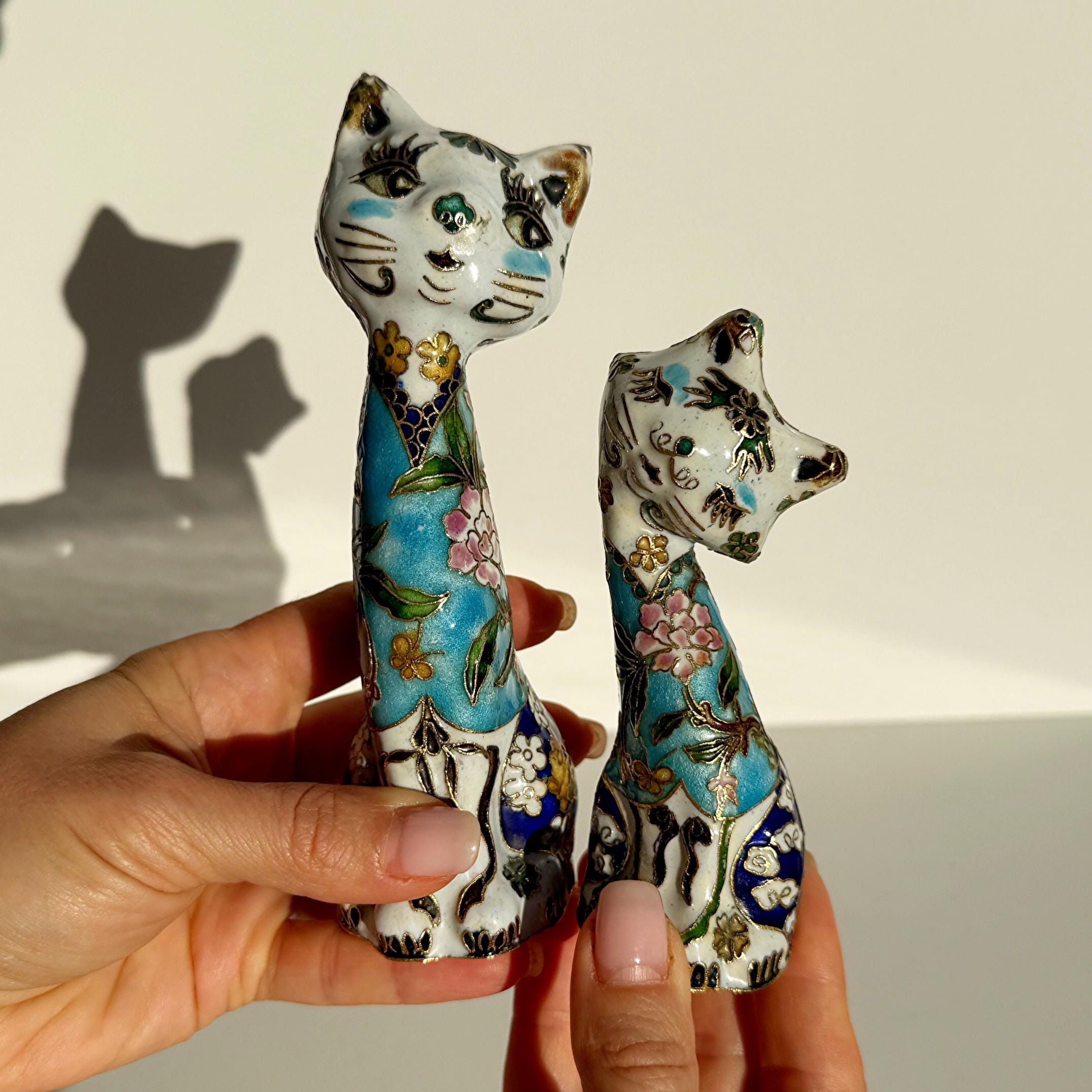中国七宝焼きの猫の置物ペア、真鍮製、手描きの花柄、東洋美術装飾、高