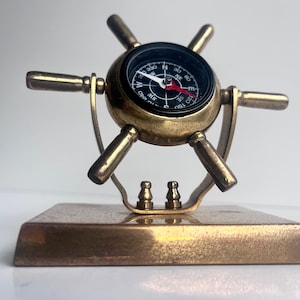 Volante vintage in ottone con bussola marina, interni vintage in ottone, decorazioni in ottone in stile marinaro, volante vintage del capitano. Regalo