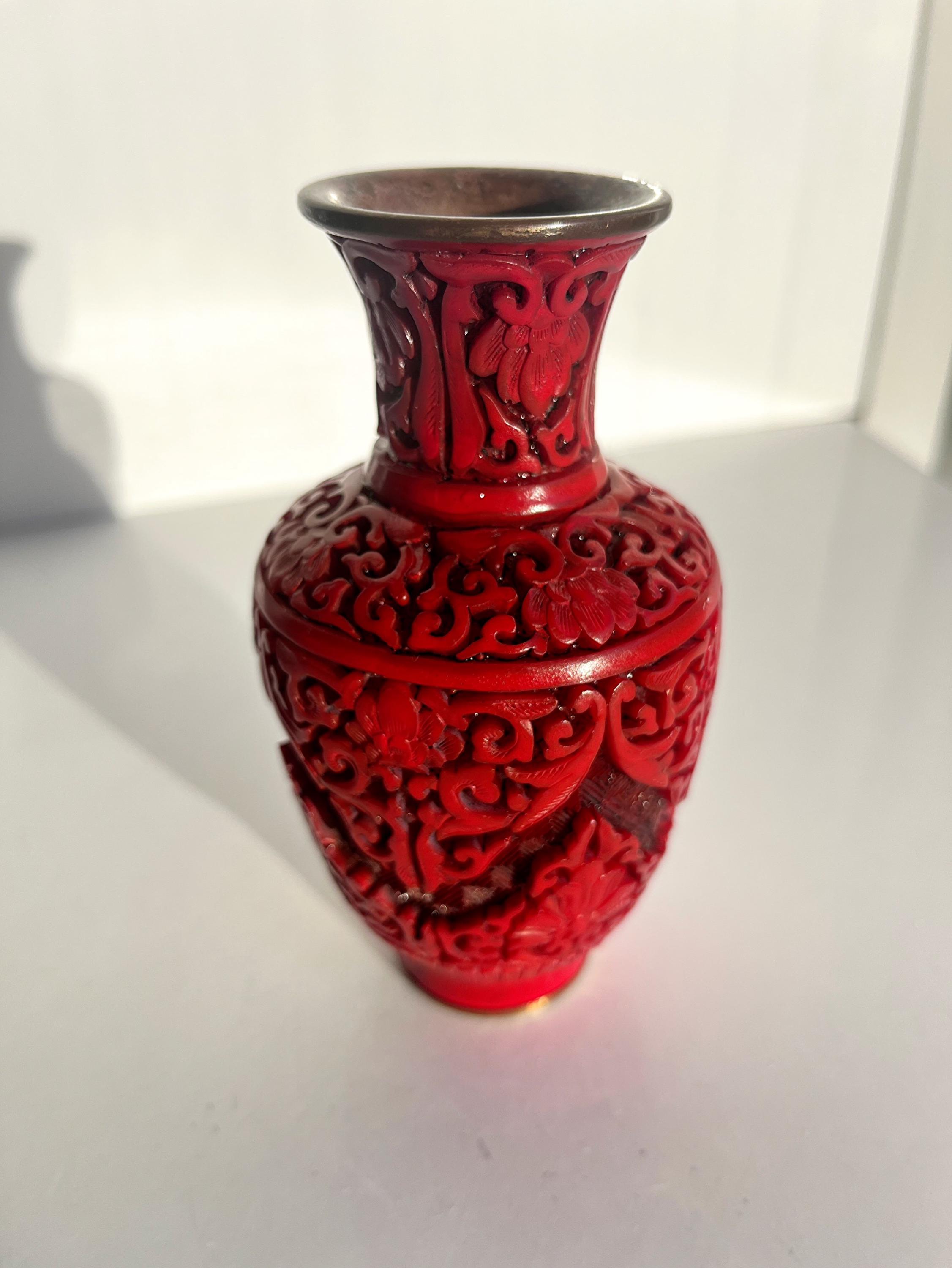 1950年代のヴィンテージ中国アジア彫刻辰砂花瓶、手彫り、新築祝い