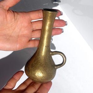 Vintage Messing Einhandkrug, dekoratives Objekt aus der Mitte des Jahrhunderts, handgegossenes Patina-Finish, Sammlerstück aus Messing, europäischer Herkunft