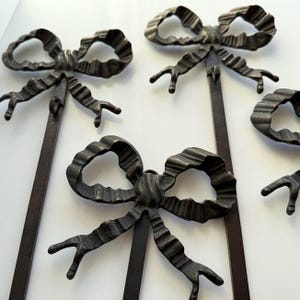 Set di portapiatti da parete francesi, bronzo e acciaio, stile neococo, Francia anni '60, 17 cm - 6,7 pollici / 48 cm - 18,9 pollici, raro oggetto da collezione per decorazione murale, set di 4 pezzi