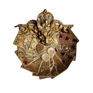 Antieke koperen asbak met duivelsgezicht en kaarten | Beaux-Arts-nieuwsgierigheid | Franse belle époque rookschaal | Gotisch pokerdecor | ca.1900
