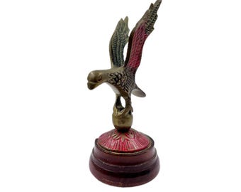 Figurine vintage d'oiseau en laiton sur socle en bois. Sculpture orientaliste en laiton peinte à la main, Inde des années 30 et 50. Statue d'oiseau symbolique décorative rouge vert