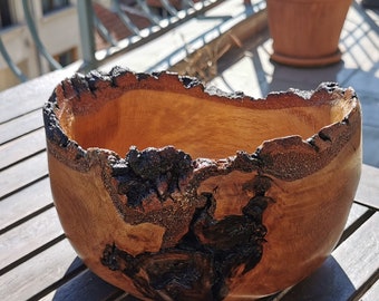 Große handgefertigte Holzschale mit Naturrand