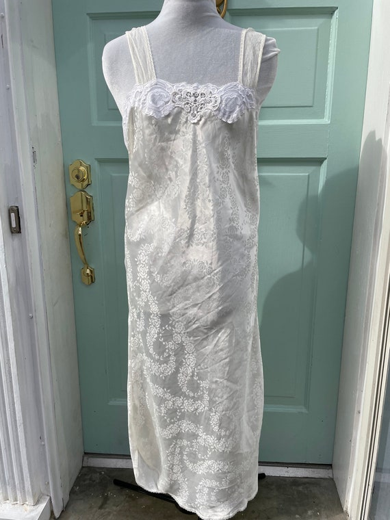 Vintage 50s/60s White Floral Satin & Lace Nightgo… - image 1