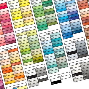 Op de afbeelding: Een uitgebreide kleurenkaart met georganiseerde blokken markers voorzien van alfanumerieke codes. Het raster toont diverse tinten, waaronder rood, geel, groen, blauw, aardetinten, violet en grijstinten zoals koele, warme en neutrale tonen.
