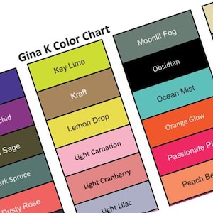 Puede incluir: Carta de colores titulada "Gina K Color Chart" con varias muestras de colores. Los colores incluyen Key Lime, Kraft, Lemon Drop, Light Carnation, Light Cranberry, Light Lilac, Dark Lilac, Dark Orchid, Dark Sage, Dark Spruce y Dusty Rose.