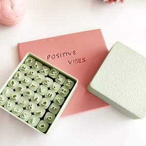 Stämpelset med minibokstäver (3-4 mm) för polymerlera, små bokstäver och siffror, handstil