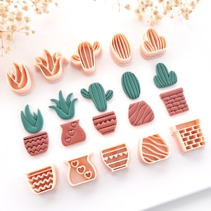 Könnte beinhalten: Eine Sammlung von Ausstechern in Kaktus- und Sukkulentenform in verschiedenen Designs und Farben. Die Ausstecher sind in Rosa-, Grün- und Brauntönen gehalten, ideal für die Herstellung von thematischen Leckereien. Das Bild zeigt eine Vielzahl von Formen, darunter Kakteen, Sukkulenten und Töpfe.
