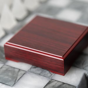 Individuell gefertigte Challenge-Münzenbox aus Holz – Geschenkbox mit Gravur