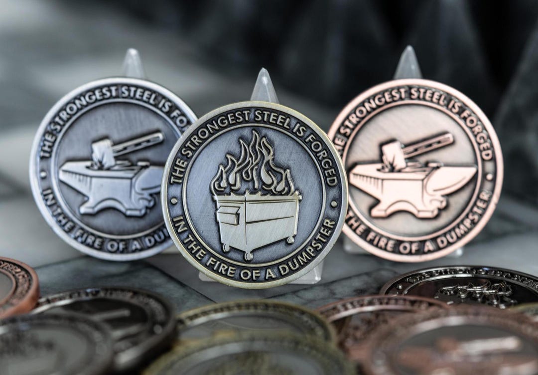 AtSKnSK Dumpster Fire Challenge Coin – Humorvolle Motivationsmünze, 3,5 Cm, Zinklegierung Mit Silberfinish