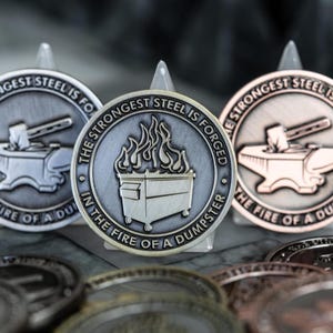 Moneda de desafío "Incendio en el contenedor": regalo divertido para la oficina, regalo de broma para jubilados, moneda de metal forjado, bolsa y estuche de regalo incluidos.