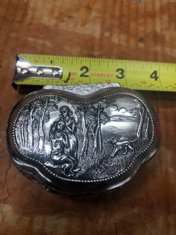 Mini jewelry box silver with outdoor scene of wome