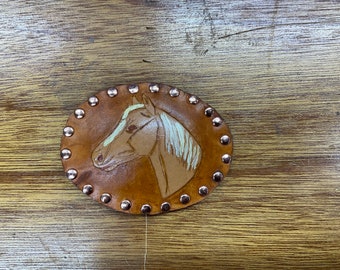 Ceinture En Cuir De Vachette Authentique Avec Boucle Epoxy Thème Cheval, Fabrication USA (tailles 28 à 54)