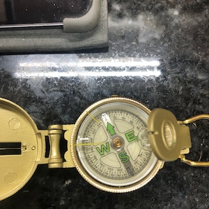Vintage engineer directional compass very good condition and it works
