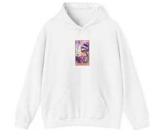 Puede incluir: Sudadera con capucha blanca con bolsillo delantero y cordón. La parte delantera presenta un gráfico rectangular de un esqueleto con cabello y maquillaje coloridos, y las palabras "THE HIGH PRIESTESS".