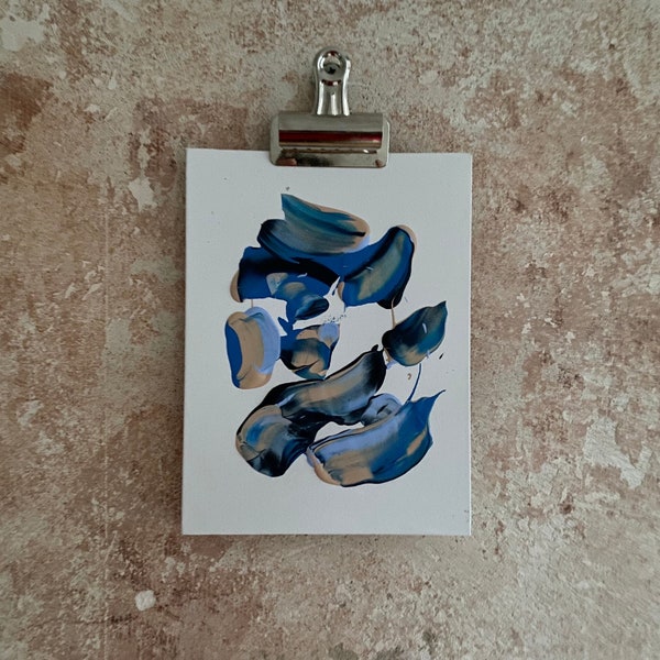 Original Malerei Abstrakte Kunst in Acryl: Blau trifft Beige. Gemälde als Wandkunst für Wohnzimmer, Schlafzimmer, Flur 18x24cm