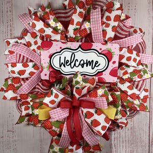 Summer Strawberry Wreath, Everyday Summer Wreath, Farmhouse Strawberry Wreath, Strawberry Welcome Wreath, Summer Strawberry Front Door Decor