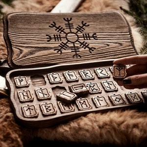 Set di rune dell'Antico Futhark - Rune vichinghe in legno in scatola con Aegishjalmur