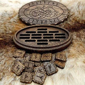 Junge Futhark-Runen in einer Box